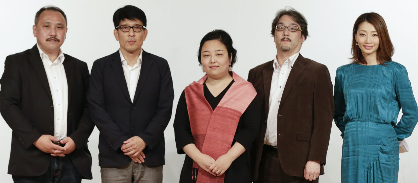 左から、岩崎賢一さん、林浩康さん、齋藤直巨さん、齋藤竜さん、真鍋かをりさん