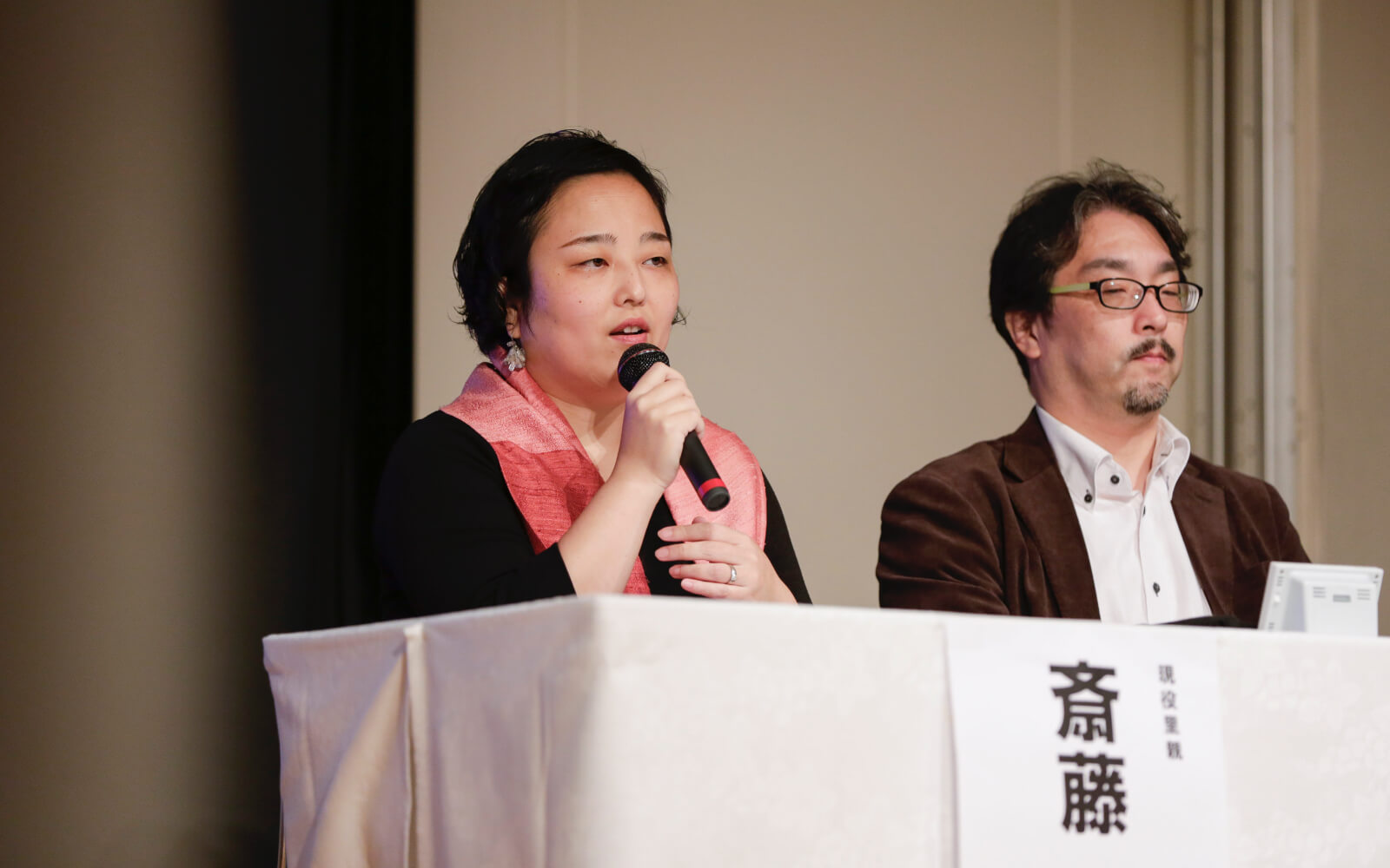 質問に答える齋藤直巨さん、竜さん夫婦