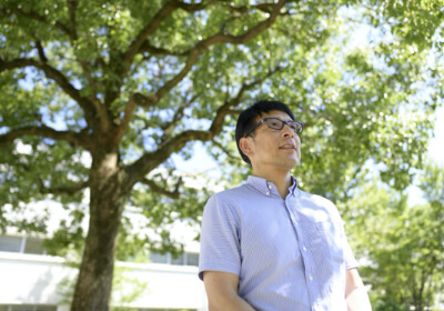 はやし・ひろやす／日本女子大学人間社会学部社会福祉学科教授。専門は社会福祉学。社会的養護やこどもの支援のあり方をテーマに取り組んでおり、当事者たちの声に耳を傾けることを基本としている。