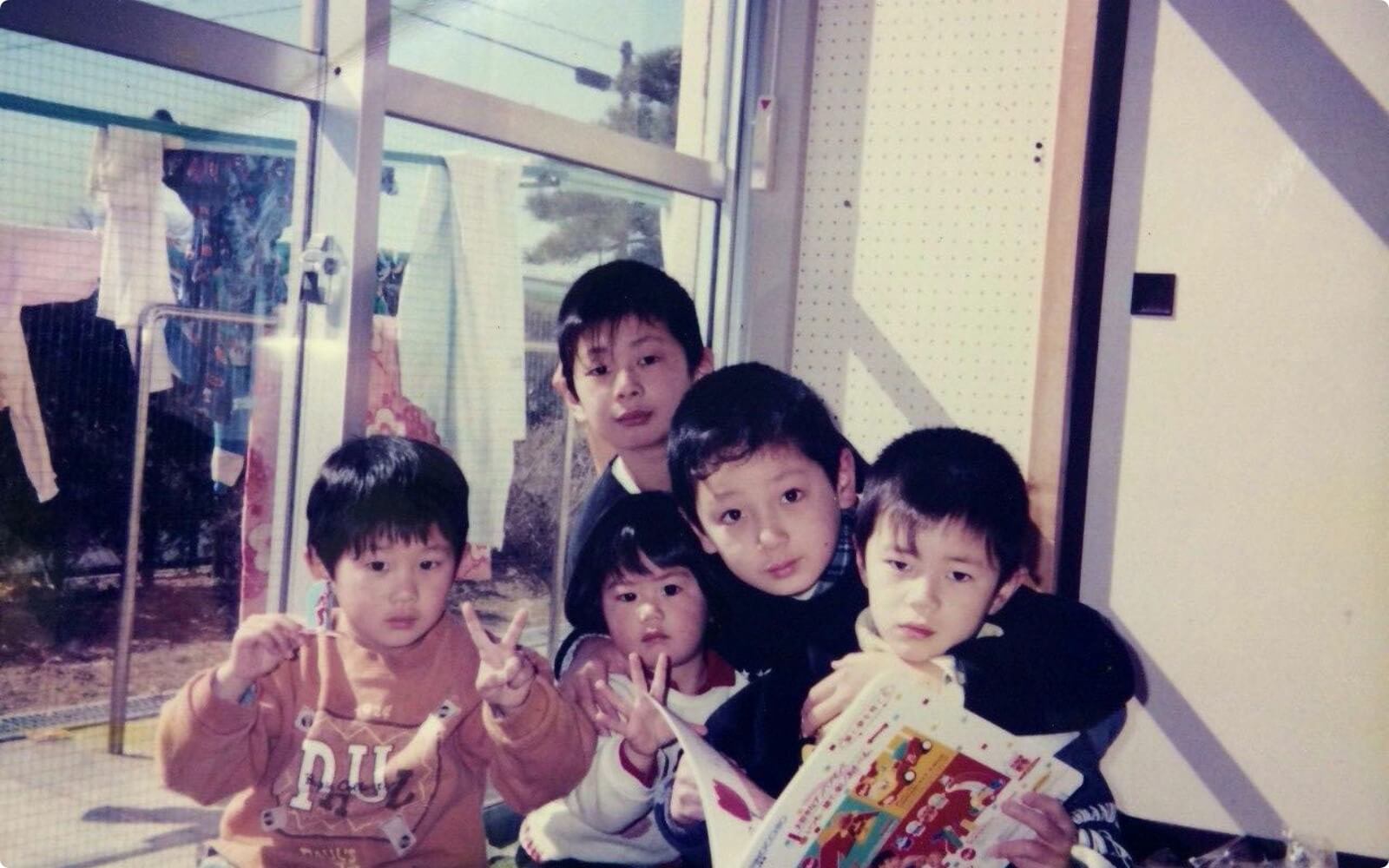 ライト（中央上）ときょうだいの幼少期（提供写真）
