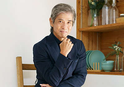 PROFILE さとう・こういち／1960年、東京都生まれ。19歳で俳優としてデビューして以来、日本アカデミー賞最優秀主演男優賞をはじめ数多くの賞を受賞。日本を代表する名優としてテレビ、映画などで活躍している。